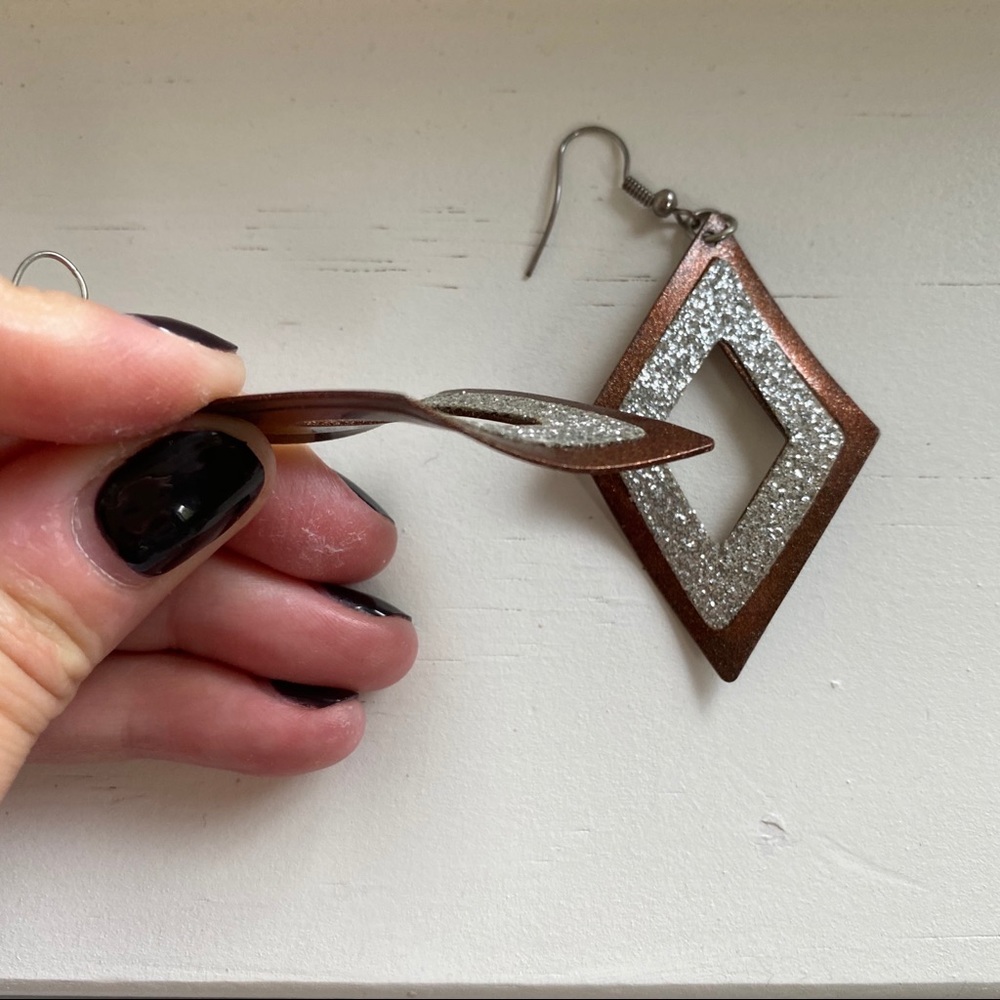 Vintage metallic geometric diamond drop earrings - Picture 3 of 7